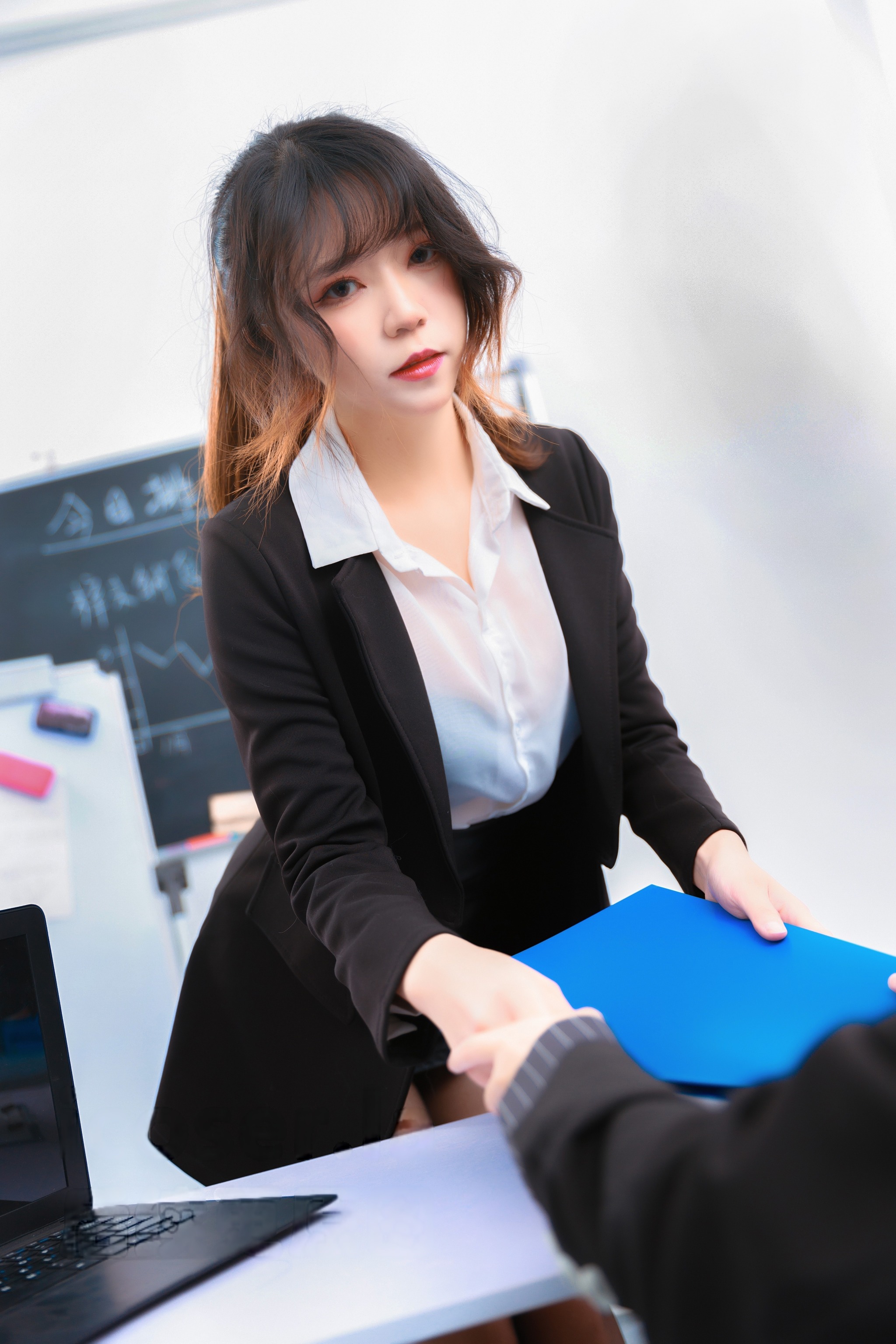 Leah梓未 – NO.005 私蜜助理[55P10V]-XikXak